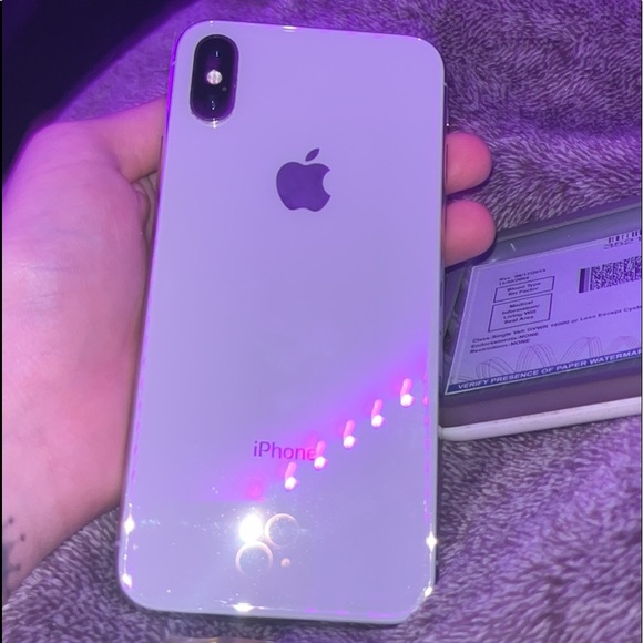 Hello I am selling my iPhone xs everything works fine and comes with cases
